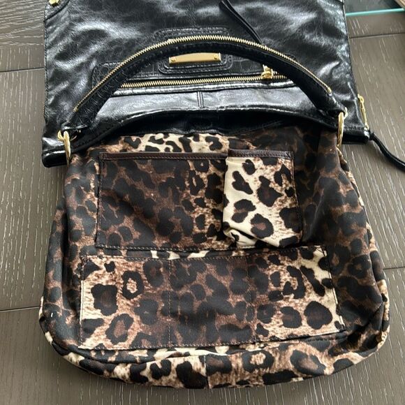 Gianni Bini Hobo Purse Black Faux Leather Gold-Tone Handbag Magnetic Closure EUC - Picture 5 of 14